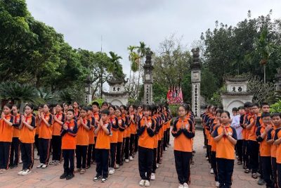 HỌC SINH CLB VĂN HỌC KHỐI 6 TRƯỜNG THCS PHÙNG CHÍ KIÊN TƯNG BỪNG THAM GIA HOẠT ĐỘNG HỌC TẬP VỚI CHỦ ĐỀ “VĂN HỌC VỚI VĂN HÓA VÀ LỊCH SỬ” TẠI ĐỀN TRẦN